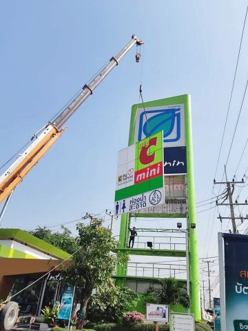 เช่ารถเครนสำหรับงานตกป้าย