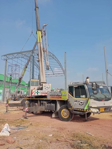 เช่ารถเครนยกงานโครงสร้างเหล็ก สำหรับงานก่อสร้าง